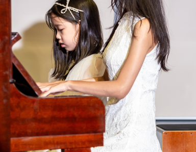 Bé học piano bao lâu thì chơi được một bài hát?