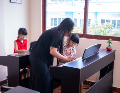 Bé nên học piano theo giáo trình hay bài hát yêu thích?