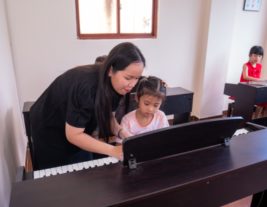 Học piano cho bé 4–6 tuổi: Có nên bắt đầu sớm? Lợi ích & lưu ý cho phụ huynh