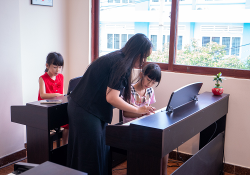 Bé nên học piano theo giáo trình hay bài hát yêu thích?